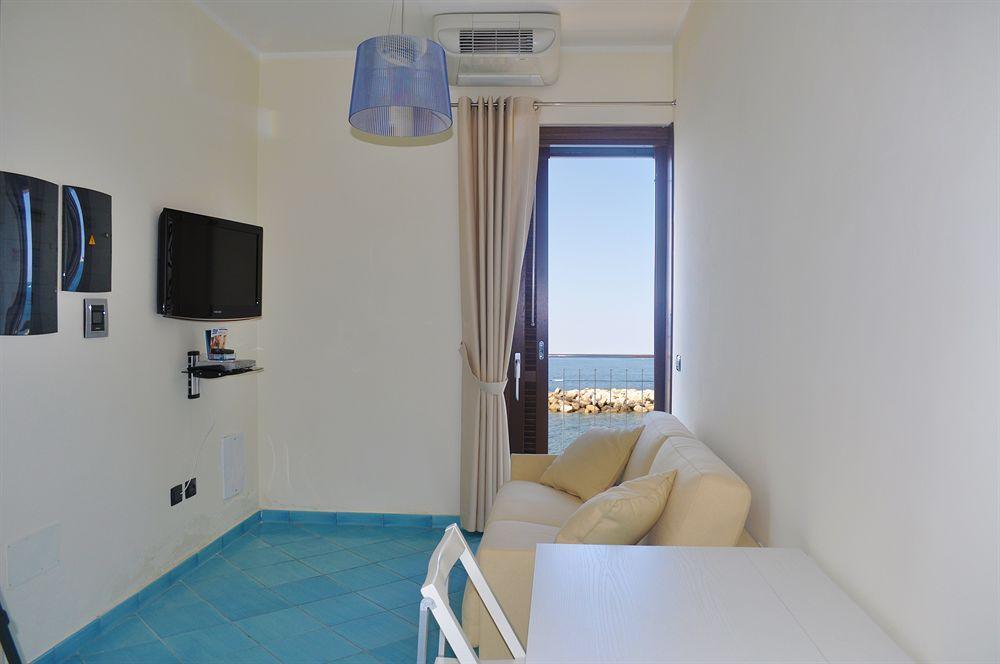 אצ'יארולי Residence Tre Palme מראה חיצוני תמונה