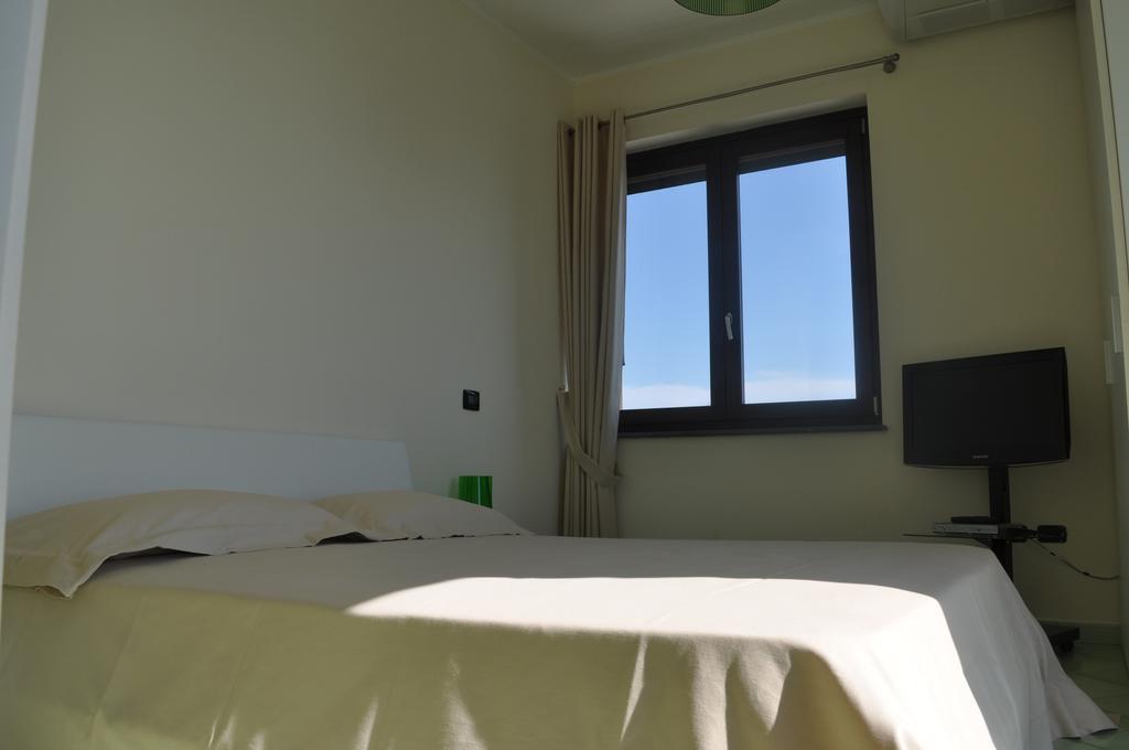 אצ'יארולי Residence Tre Palme מראה חיצוני תמונה